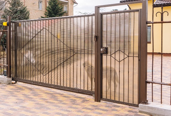 Купить ворота из профлиста с элементами ковки, с металлическими столбами в рамке или под дерево в Тутаеве от 157350 руб